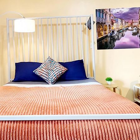 Spacious Cozy Suite At The Venice Mall With Free Parking And Washing Machine (Adults Only) Taguig Esterno foto