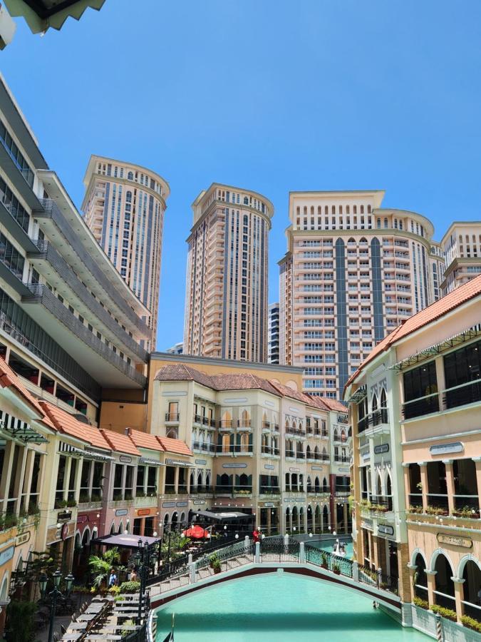 Spacious Cozy Suite At The Venice Mall With Free Parking And Washing Machine (Adults Only) Taguig Esterno foto