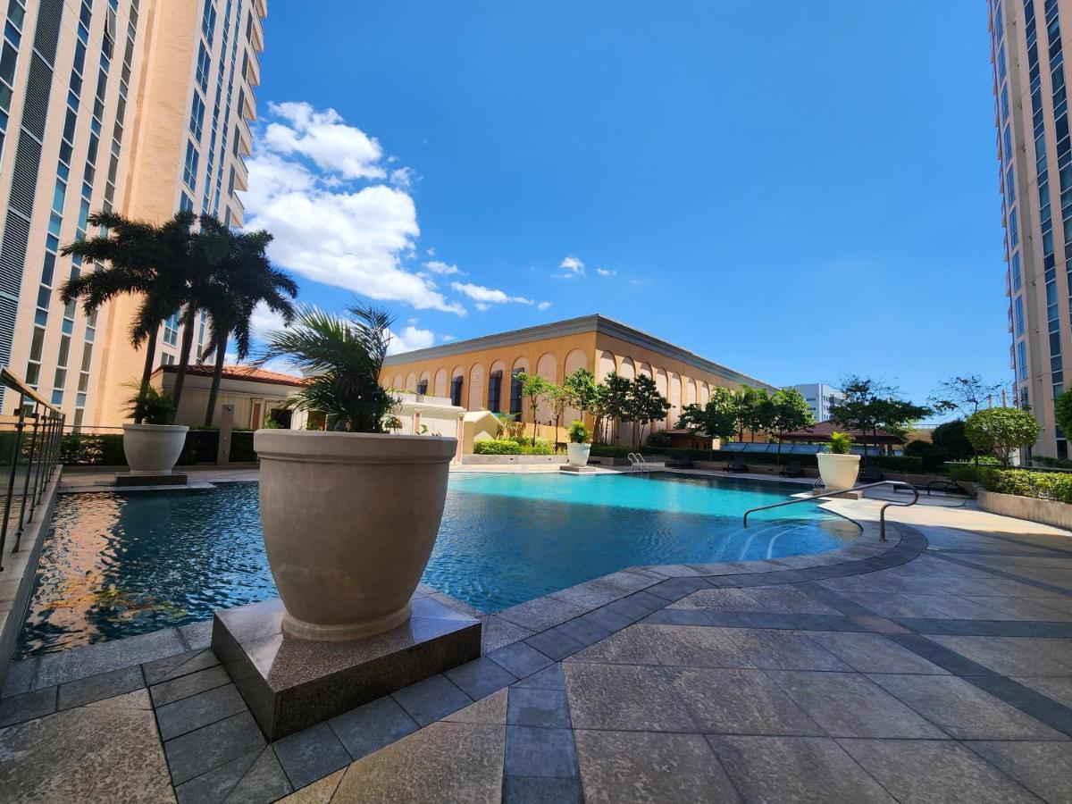 Spacious Cozy Suite At The Venice Mall With Free Parking And Washing Machine (Adults Only) Taguig Esterno foto
