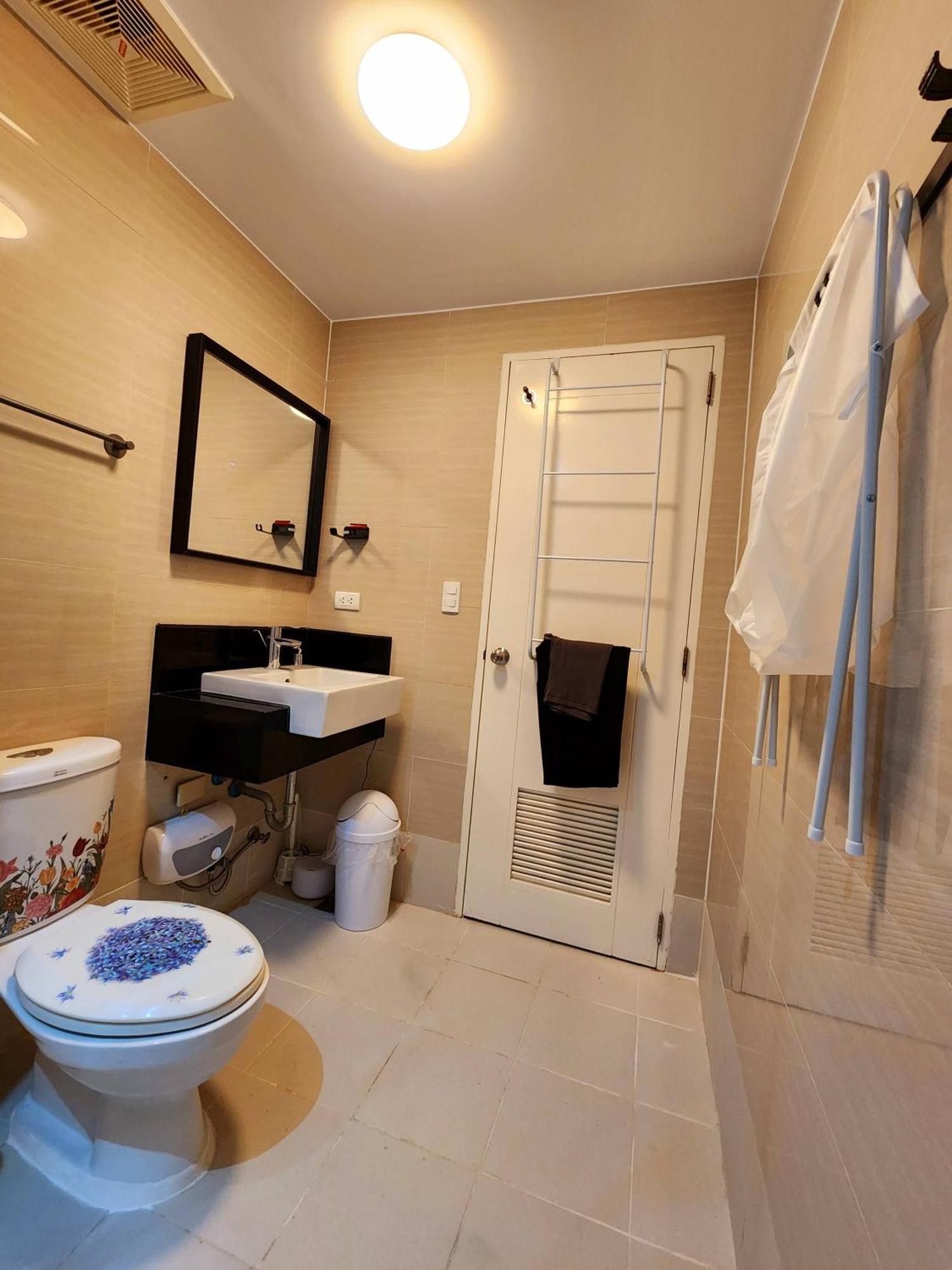 Spacious Cozy Suite At The Venice Mall With Free Parking And Washing Machine (Adults Only) Taguig Esterno foto