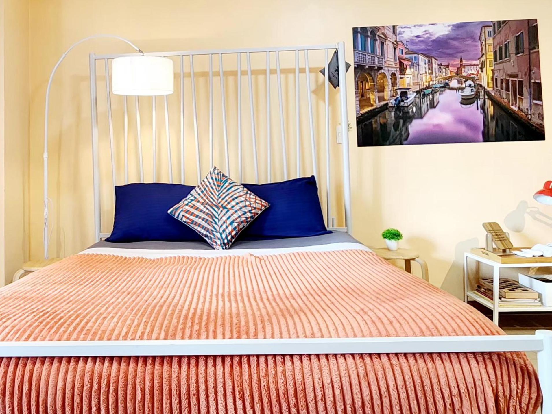 Spacious Cozy Suite At The Venice Mall With Free Parking And Washing Machine (Adults Only) Taguig Esterno foto